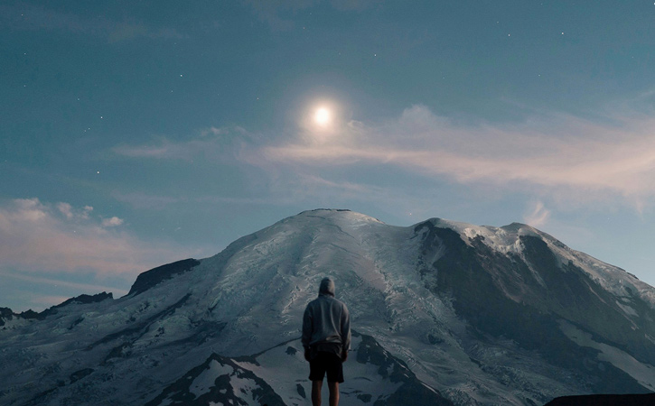 산을 바라보고 있는 사람